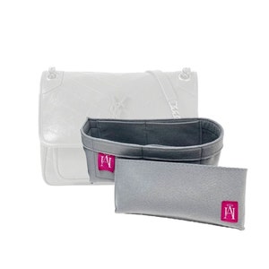 Peut inclure: Organiseur de sac en feutre gris avec deux compartiments et une poche plate séparée. L'organisateur a un logo rose avec les lettres "IA" dessus.