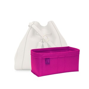 Könnte beinhalten: Ein hellrosa gefütterter Taschenorganizer mit mehreren Fächern und einem kleinen Logo in der Mitte. Der Organizer ist so konzipiert, dass er in eine größere Tasche passt.