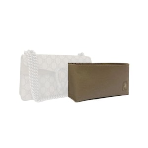 Peut inclure: Un insert de sac en feutre marron avec les initiales "AH" dans le coin inférieur droit. L'insert est conçu pour s'adapter à l'intérieur d'un sac à main afin de l'aider à rester organisé.