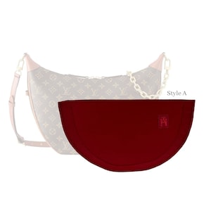 Könnte beinhalten: Ein burgunderfarbener Filz-Taschen-Einsatz mit einem kleinen roten Logo, auf dem "TA" in Weiß steht. Der Einsatz hat die Form eines Halbkreises und ist so konzipiert, dass er in eine Handtasche passt.