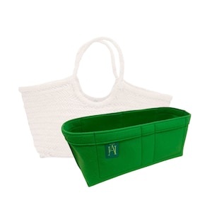 Op de afbeelding: Een groene felt tas insert met een logo voor een merk genaamd "AJ". De insert is ontworpen om in een witte geweven tote bag te passen.