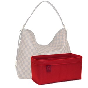 Op de afbeelding: Rode vilt tas organizer met meerdere vakken voor een handtas. De organizer is ontworpen om in een designer handtas te passen en deze georganiseerd te houden.