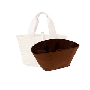 Könnte beinhalten: Ein brauner Filz-Taschenorganizer mit mehreren Fächern für eine Tragetasche. Der Organizer ist so konzipiert, dass er in eine größere Tasche passt und die Gegenstände ordentlich hält.