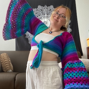 Anpassad virkad crop top med klockärm