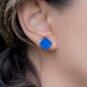 light blue earrings, everyday modern earrings, blue stud earrings, simple trendy stud earrings imagem 2