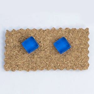 light blue earrings, everyday modern earrings, blue stud earrings, simple trendy stud earrings imagem 4