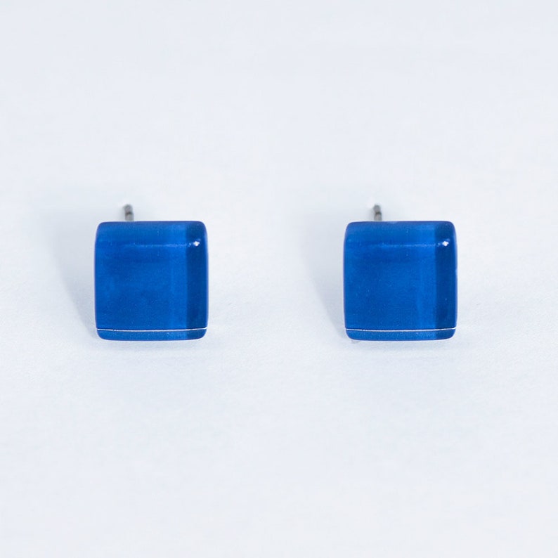 light blue earrings, everyday modern earrings, blue stud earrings, simple trendy stud earrings imagem 3