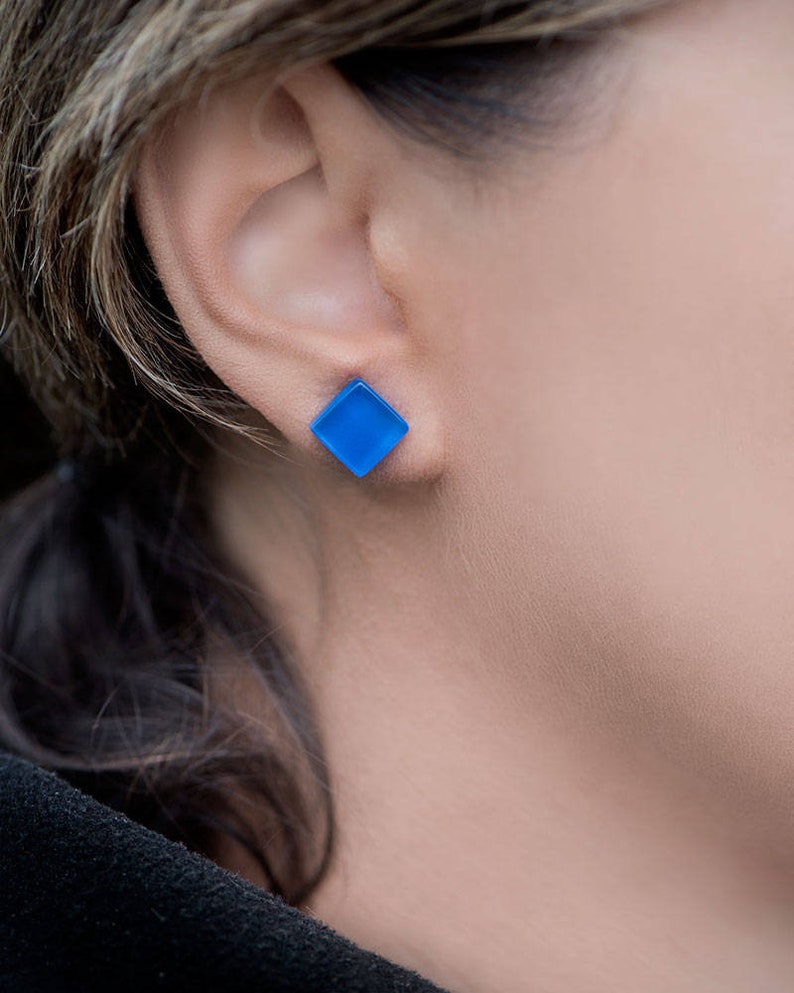 light blue earrings, everyday modern earrings, blue stud earrings, simple trendy stud earrings imagem 2