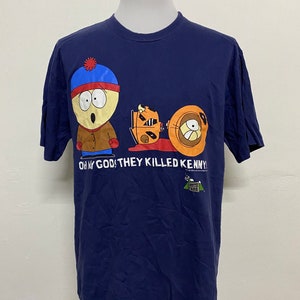 Può includere: Una maglietta blu navy con una grafica di South Park che presenta i personaggi Kenny, Stan e Kyle. La grafica mostra Kenny sdraiato a terra con Stan e Kyle che lo guardano. Il testo "Oh my god! They killed Kenny!" è stampato sotto la grafica. Il logo di South Park è stampato nell'angolo in basso a destra.