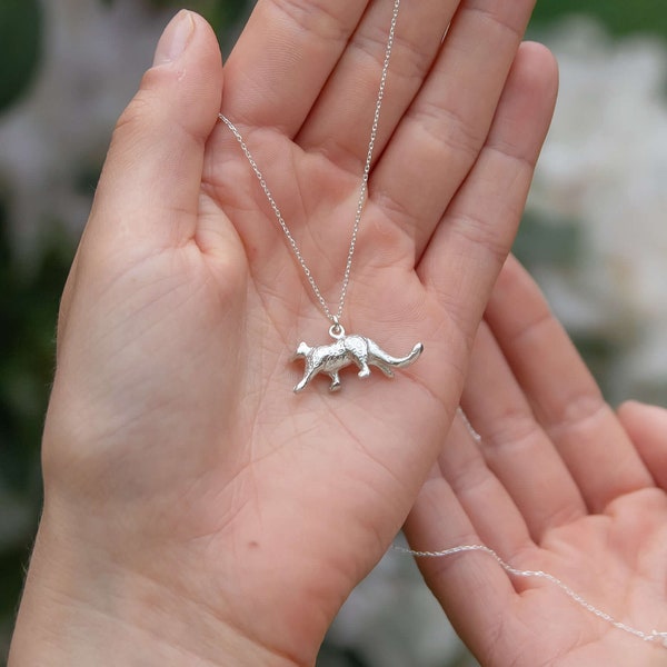 Collier léopard des neiges | Motif sculpté à la main en argent sterling | Pendentif animal personnalisé par Rosalind Elunyd Jewellery