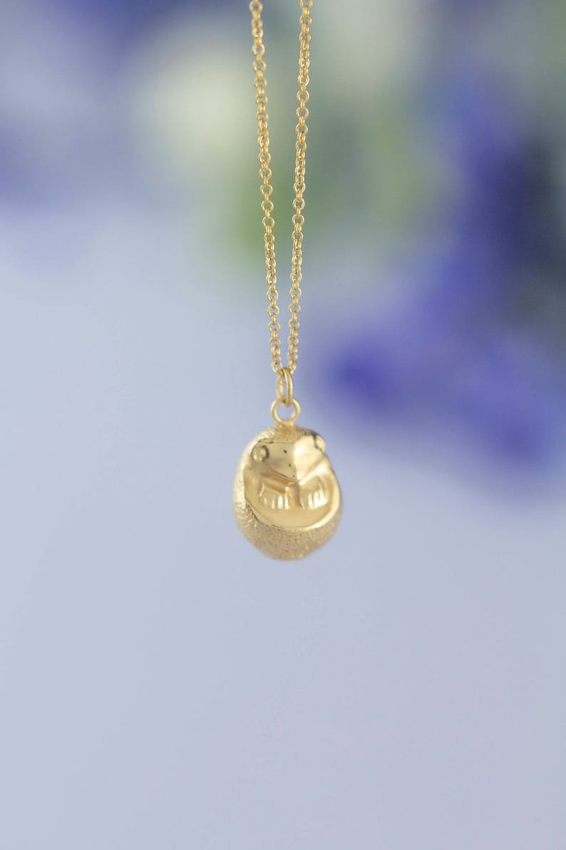 Hedgehog Sleeping Necklace Hand Carved Design Sterling Silver Gold Rose Gold Personalised Animal Pendant by Rosalind Elunyd Jewellery imagem 3