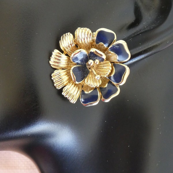 vintage ORENA PARIS – Clips signés et numérotés. Boucles d'oreilles clip fleurs rondes en métal doré et émail - Bijoux fantaisie français haut de gamme.