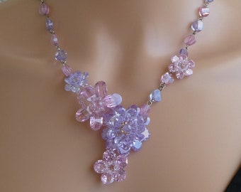 Mooie glazen ketting en oorbellen van BUTLER & WILSON – Floral Daisy Crystal Demi Parure. Originele roze doos. Tinten lila en roze.