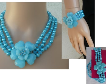 Mooie BUTLER & WILSON Demi Parure - set zachte turkoois grote madeliefjes bloemen glaskristallen ketting en armband, roze doos, bruiloftsgast.