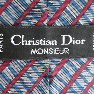 Elegante Seidenkrawatte CHRISTIAN DIOR MONSIEUR, Paris. French Couture Handgefertigte Seidenkrawatte, Streifen Motiv Navy, Burgunderrot. Dior, Hergestellt in Frankreich