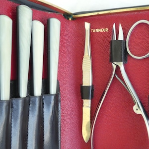 LE TANNEUR, Francia. Set manicure stile metà secolo, custodia in pelle nera, kit per la cura della persona, da viaggio, per unghie retrò. Strumenti di qualità, manici in osso, Nogent.