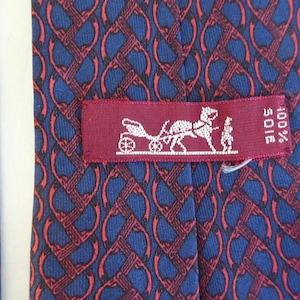 HERMES Men’s Silk Necktie No 7422 HA – Gold Chain Motif. Couture Gift Men’s Hand Folded Silk Tie, Hermès Paris France.