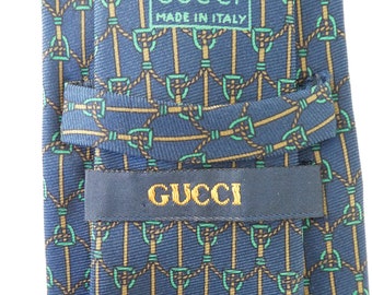 GUCCI, Corbata de seda - Made in Italy - Azul marino, verde, dorado, motivo ecuestre repetido - Traje de hombre, Invitado a la boda - Corbata Gucci vintage.