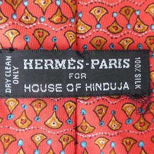 Gravata de seda deslumbrante da Hermès e HOUSE of HINDUJA de edição limitada. Laranja e azul-jade. Gravata dobrada à mão. 7828 UA.