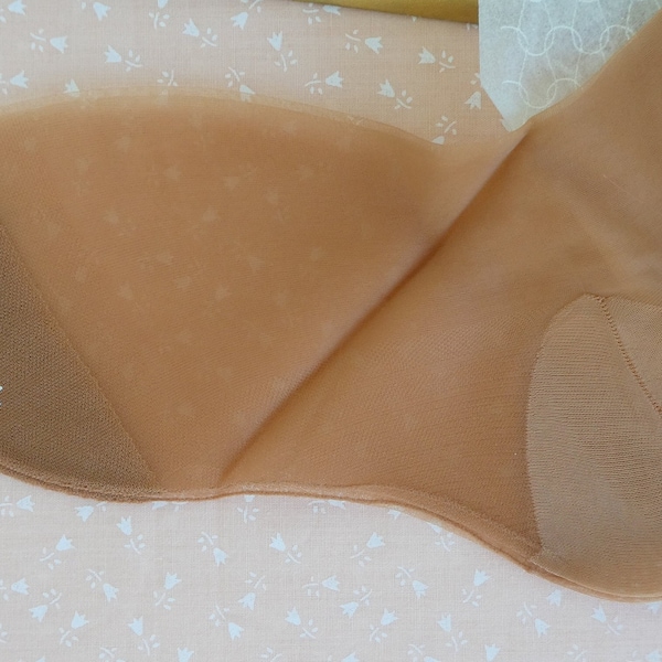 Vintage FRANZÖSICHE STRÜMPFE. 2 Paar hauchdünne transparente Nylons. Größe 1. Ungetragen, verpackt. 1960er Jahre Retro-Dressing.