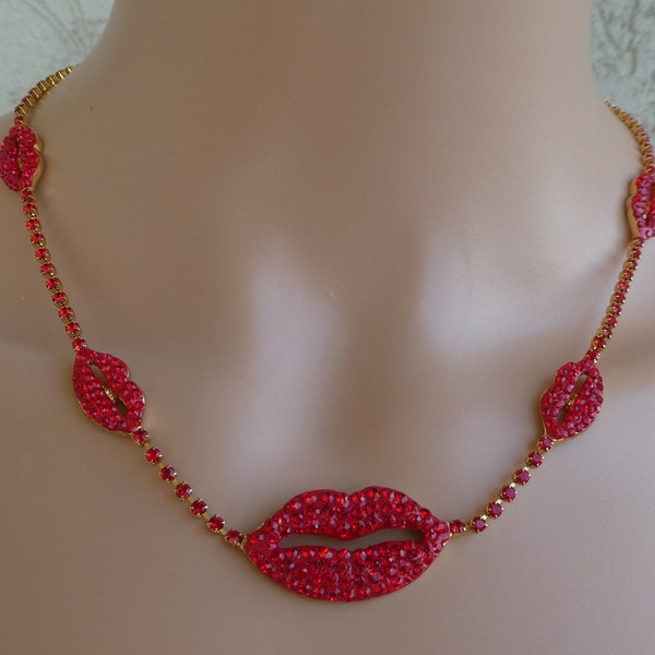 BUTLER & WILSON - Chaîne en or avec strass rouges brillants - vintage Circa 1980's. Boite rose d'origine. Collier de fête scintillant glamour.