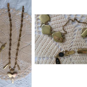 Op de afbeelding: Een set van drie gouden kettingen met een vlinderhanger, een armband met schakels en een ketting met schakels met zwarte en gouden accenten.