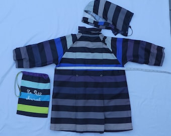 Le PETIT MARCEL Showerproof Coat Age 6 – French Wind Breaker Jacket, Detachable Hood and Carrying Pouch. Monogram Metal Snaps jacket.