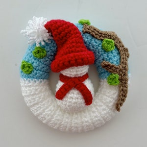 Mini Snowman Christmas Wreath UK Crochet Pattern. English Crochet Pattern
