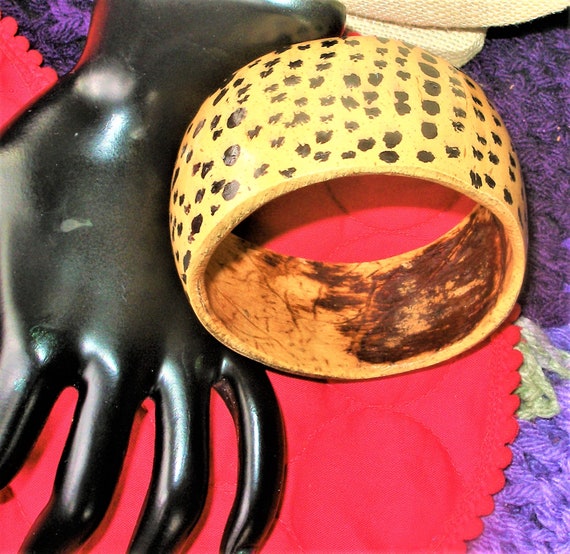 Hand Carved and Painted COCONUTSHELL BANGLE BRACE… - image 2