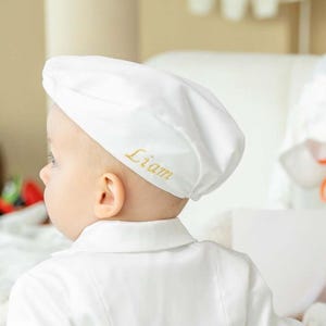 男の子用ニュースボーイキャップ ホワイト、男の子用洗礼用帽子 パーソナライズ、ホワイトコットンニュースボーイキャップ、男の子用祝福ニュースボーイキャップ