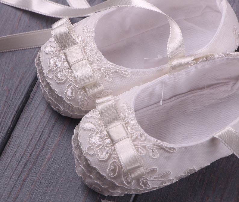 Lace Christening Dress Set: Ivory Cotton Baptism Gown, Bonnet & Booties bild 9