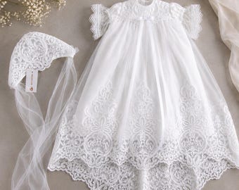 Abito da battesimo in pizzo: vestito bianco per bambina con cuffietta e stivaletti