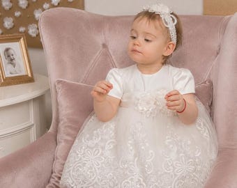 Abito da battesimo in pizzo: abito da battesimo ricamato per bambina