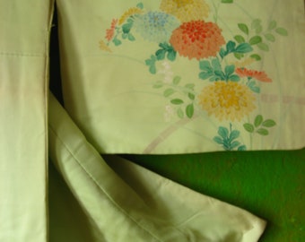 Kimono, Seidenmantel, Top-Zustand, Vintage, Japan, gemalte Blüten, bunte Chrysanthemen auf Grün