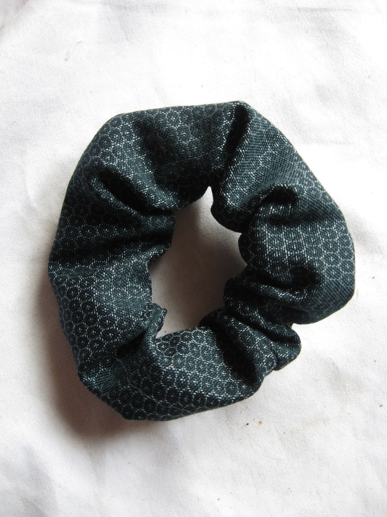 Geschenk f. Japanliebhaber, Haargummi, Zopfgummi, GRÜN, Kimonostoff, Hexagon, Bienenwabenmuster, Scrunchie, Unisex, SeideWolleMix, chouchou Bild 2