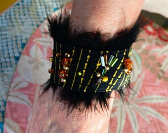 Vintage kimono silk bracelet with beads and a feather boa – upcycled! Old/new, fits wrists 16 cm to 20 cm in circumference.