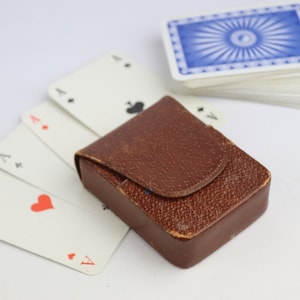 Suporte de couro vintage. porta-cartas, presente da Compagnie Maritime Belge. caixa de armazenamento. Guarda-cartões feito à mão. Baralho de cartas