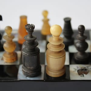 Very Rare travel chess set, antique chess set, vintage chess set.  chess. perl.  small Vietnam chess. Regency