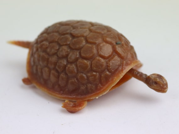 珍しいソ連の首振りカメ。車の装飾。お土産の動くカメ。赤ちゃんのカメ