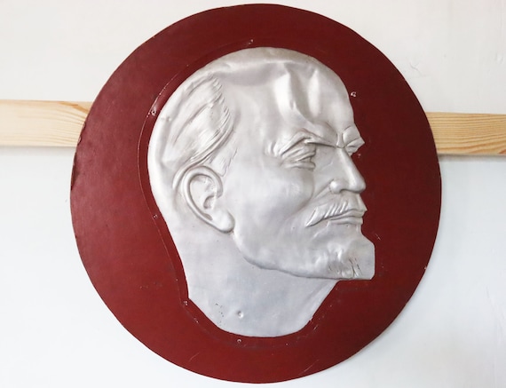 珍しいレーニンの横顔。ソ連時代の大きな壁飾り。レーニンの横顔