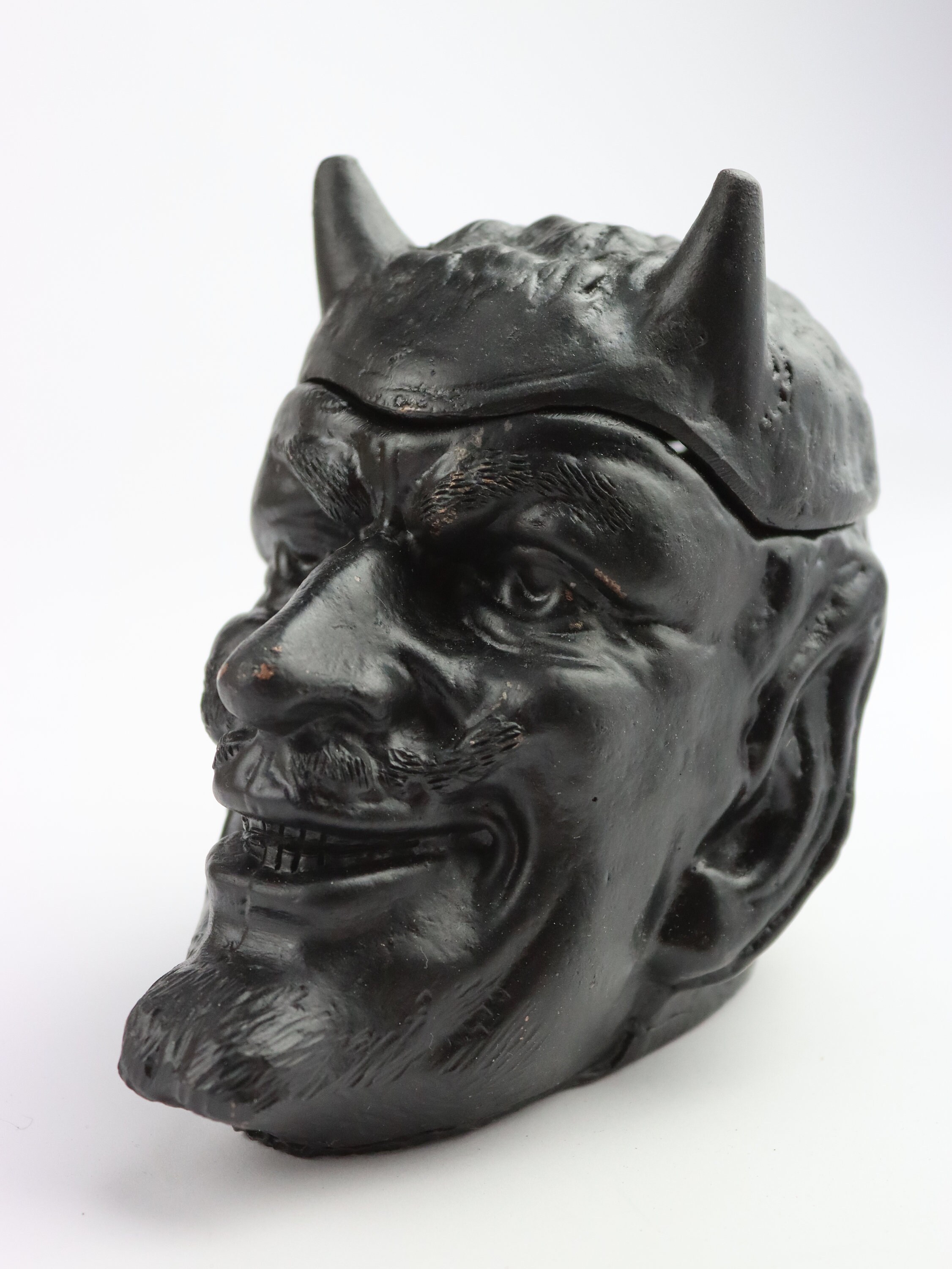 非常に珍しいソビエト製の金属製悪魔の顔のインク壺。灰皿の悪魔。悪魔