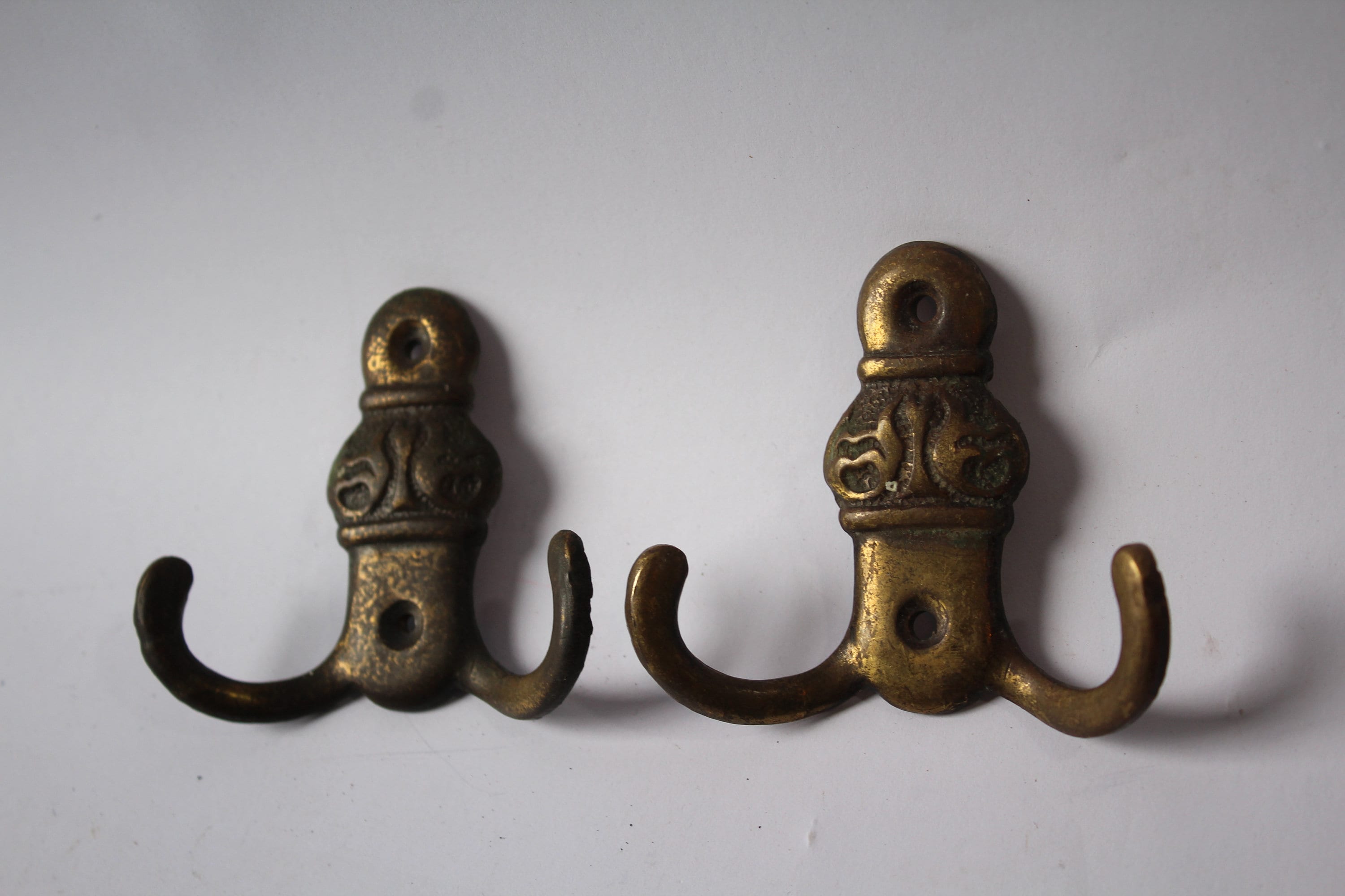 2個セット　アンティーク　ヴィンテージ　コート掛け　真鍮　ヨーロッパ ソビエト真鍮製壁掛けフック 2 個。ソビエト製コートフック