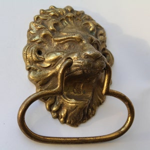 Manija de puerta de bronce soviética con forma de león. Manija de puerta de bronce antigua con cara de león. León. Aldaba. Manija de puerta retro. Aldaba antigua, idea de regalo
