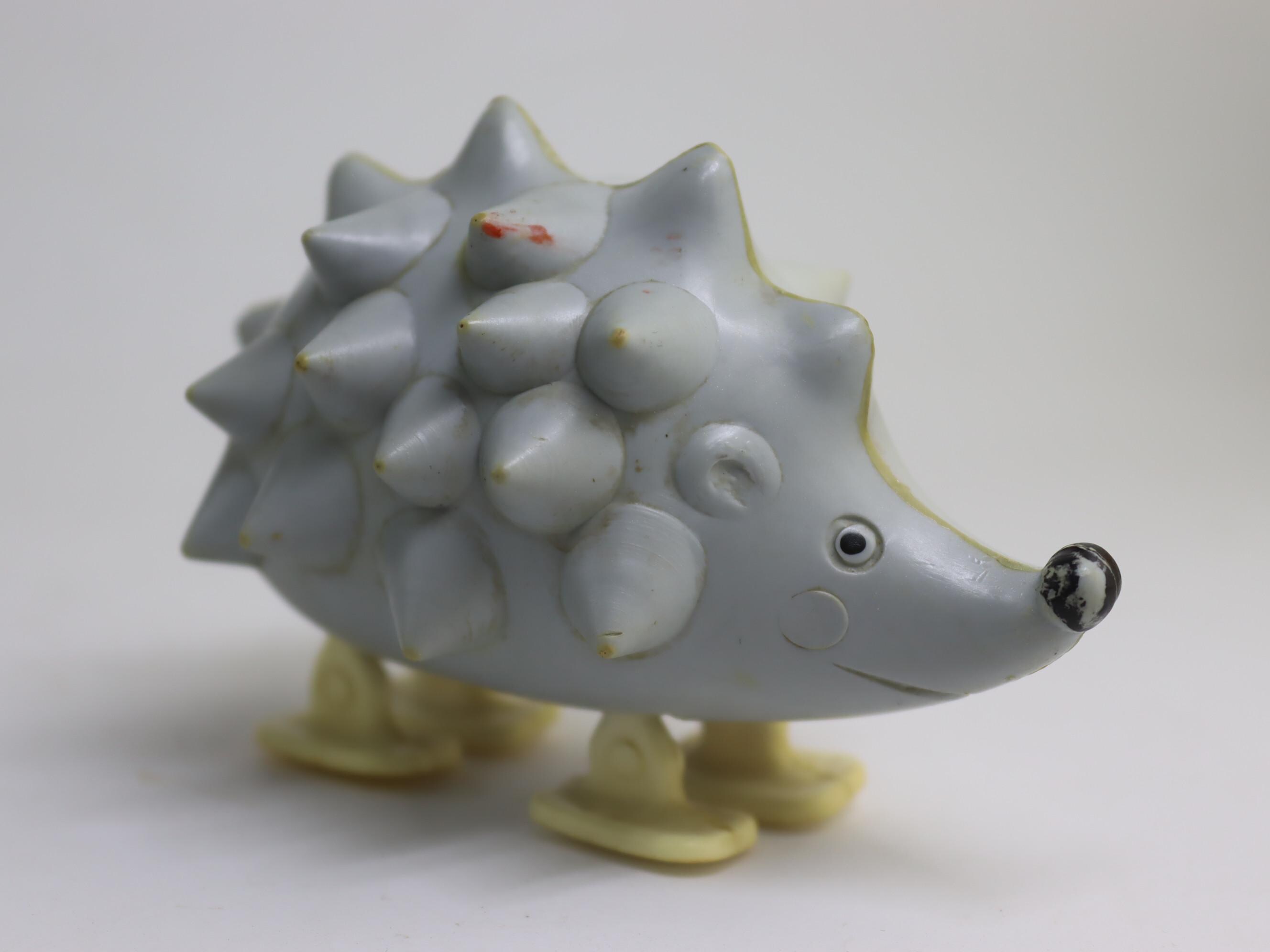 6 cm かわいい歩くハリネズミのおもちゃ、ソビエトのおもちゃ 