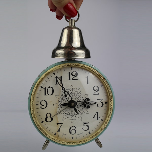 Vintage Wecker Jantar, Vintage Wecker, Jantar, sowjetischer Wecker. Retro Uhr, mechanische Uhr, Tischuhr