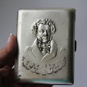 Portasigarette sovietico Pushkin 1949. Portasigarette vintage URSS. Portasigarette in metallo URSS. Scatola per tabacco. Portacarte. Melchior.Argento tedesco