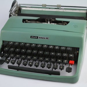 QZERTY Typewriter olivetti lettera 32, Vintage typewriter olivetti , Old typewriter, typewriter, 1970 Typewriter