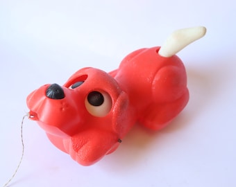 27 cm Länge helles russisches Plastikspielzeug Hund, Hündchen auf den Rädern, Vintage-Rolltier, russische Haustierpuppe, UdSSR Russlandspielzeug, Welpenpuppe