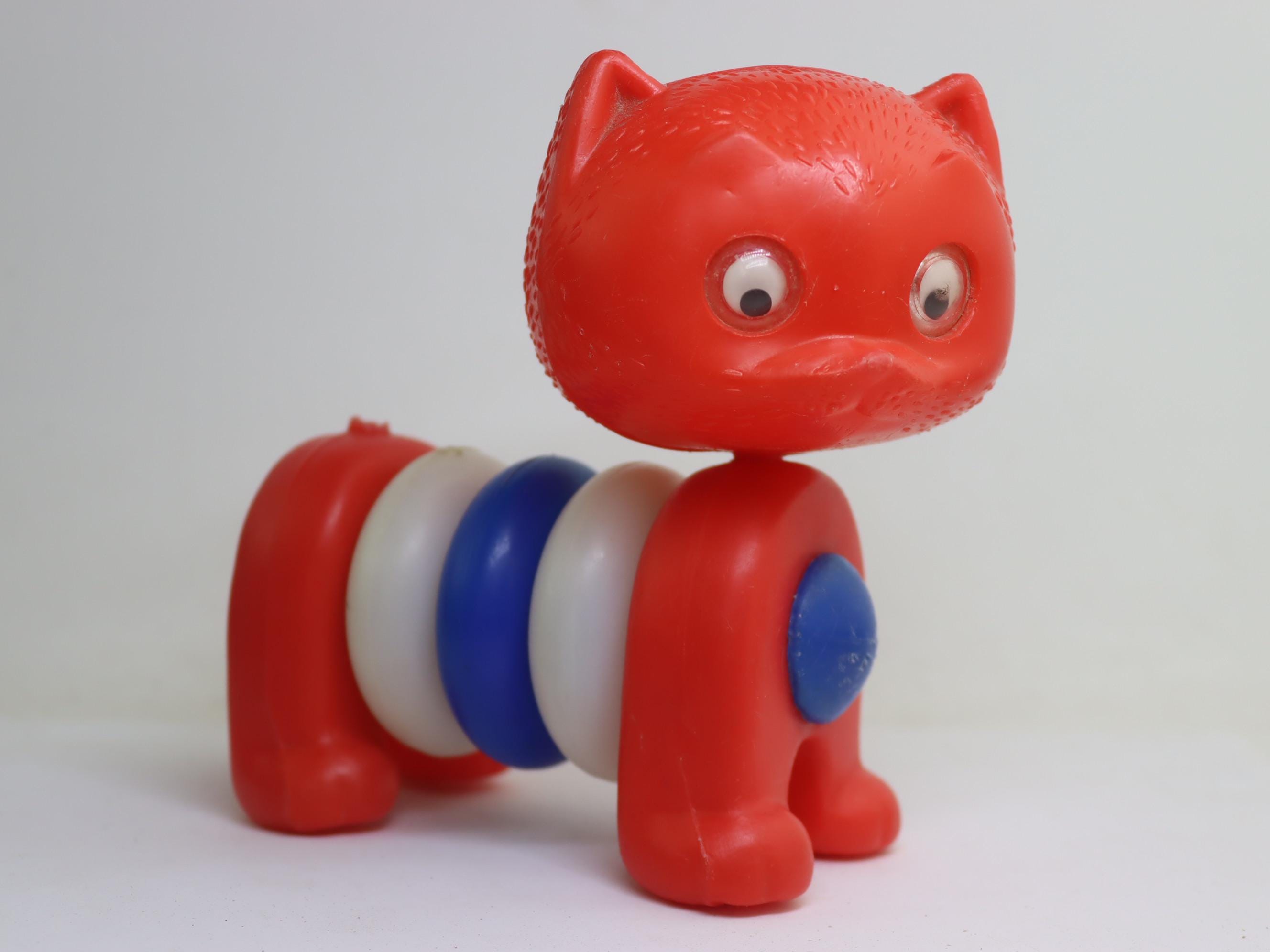 ソビエトのプラスチック製のおもちゃの猫、ビンテージの積み重ね式子猫