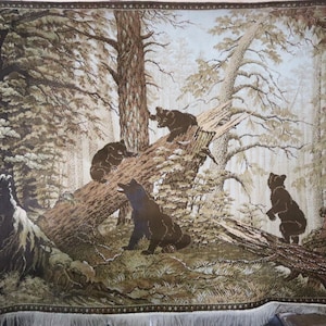 Könnte beinhalten: Ein Wandteppich, der eine Waldszene mit mehreren braunen Bären darstellt. Die Bären befinden sich auf einem umgestürzten Baum und im umliegenden Laub. Die Farbpalette umfasst Brauntöne, Grün und Beige und erzeugt eine naturalistische Ästhetik.